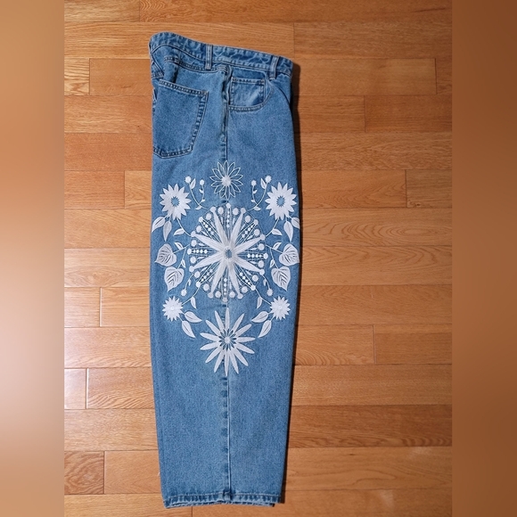 Floral Embroidered Midrise Barrel Jeans - Picture 4 of 14